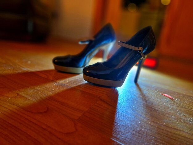 Photo high angle view of shoes on hardwood floor