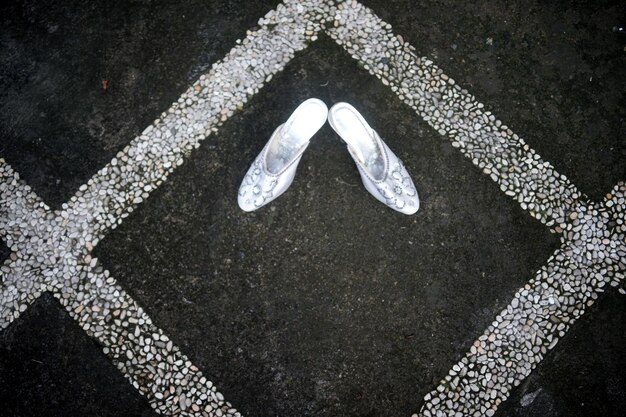 Foto vista ad alto angolo delle scarpe sulla strada