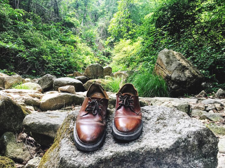 Photo high angle view of shoes on rock