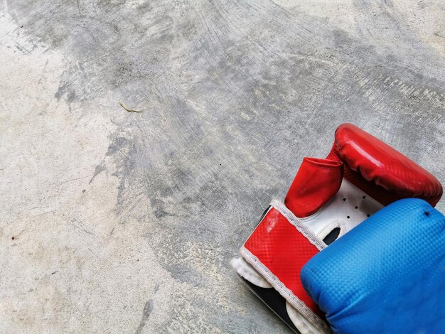 Foto vista ad alto angolo delle scarpe sulla sabbia