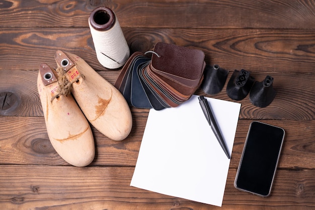 Foto vista ad alto angolo delle scarpe sul tavolo