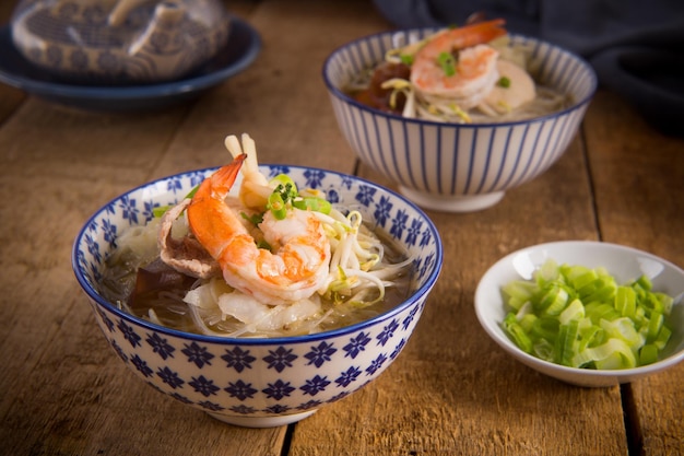 テーブルの上にある鉢のエビスープの高角度のビュー