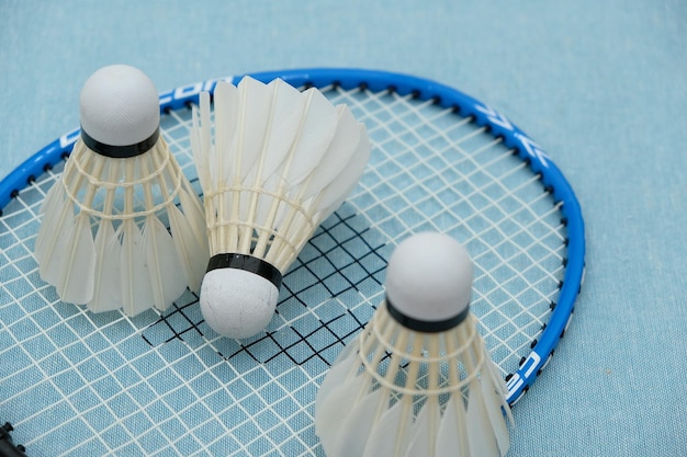 Photo high angle view of shuttlecocks and badminton racket on table