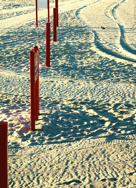 Photo high angle view of sign boards on sandy beach