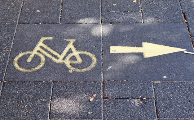 Photo high angle view of sign on footpath