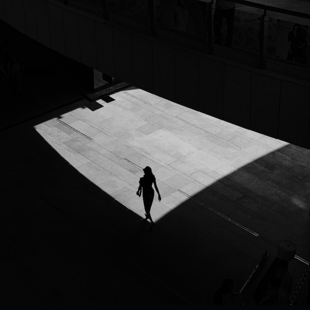 Photo high angle view of silhouette man walking on floor