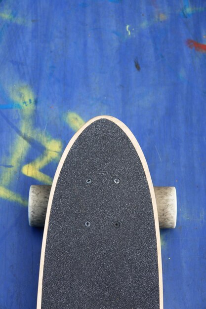 Vista ad alto angolo dello skateboard sul tavolo