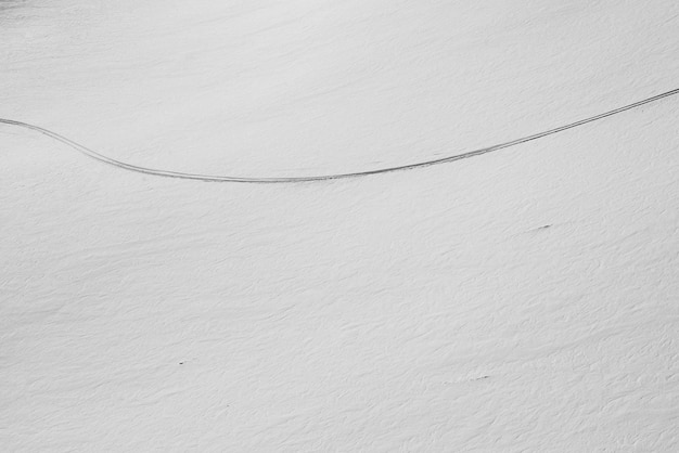 Photo high angle view of ski track on snow covered field