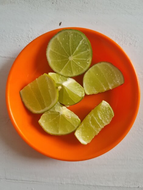 Photo high angle view of sliced lemons in plate on table