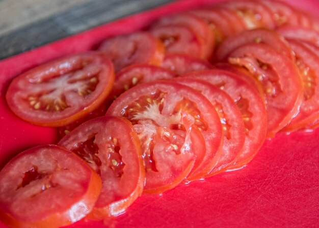 Photo high angle view of sliced tomatoes on table