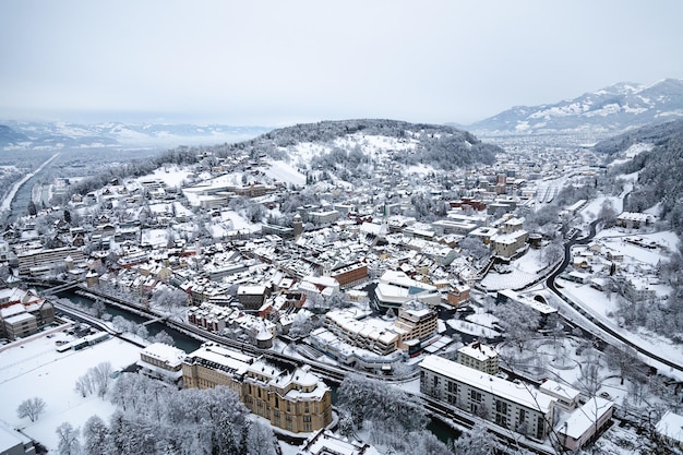 都市の雪に覆われた建物の高角度の景色