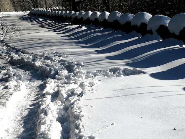 Foto vista ad alto angolo di un campo coperto di neve