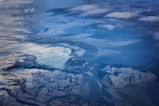 Foto vista ad alta angolazione del paesaggio coperto di neve