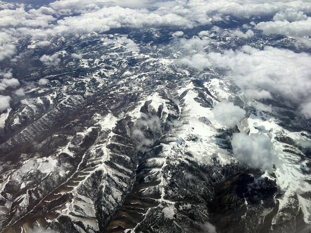 空に照らされた雪に覆われた山の高角度の景色