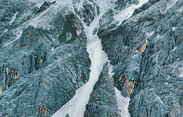 Foto vista ad alto angolo della neve sulla montagna