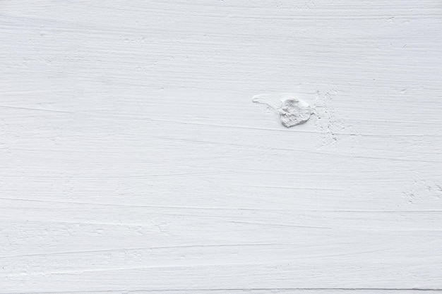 Foto vista ad alto angolo della neve sul tavolo bianco