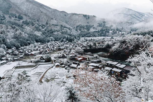 Foto vista ad alto angolo delle montagne innevate durante l'inverno