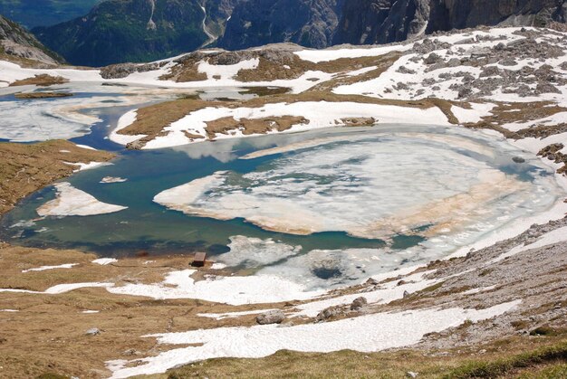 Foto vista ad alto angolo delle montagne innevate