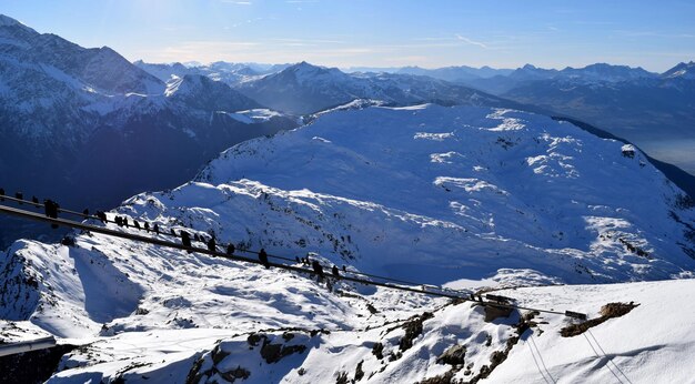 Foto vista ad alta angolazione delle montagne innevate