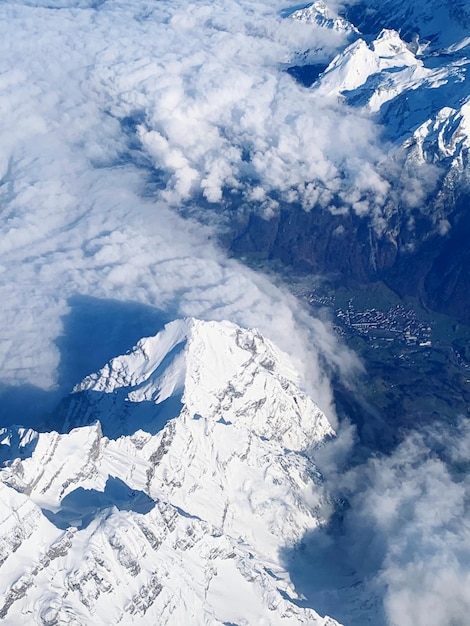 雪で覆われた山の高角度の景色