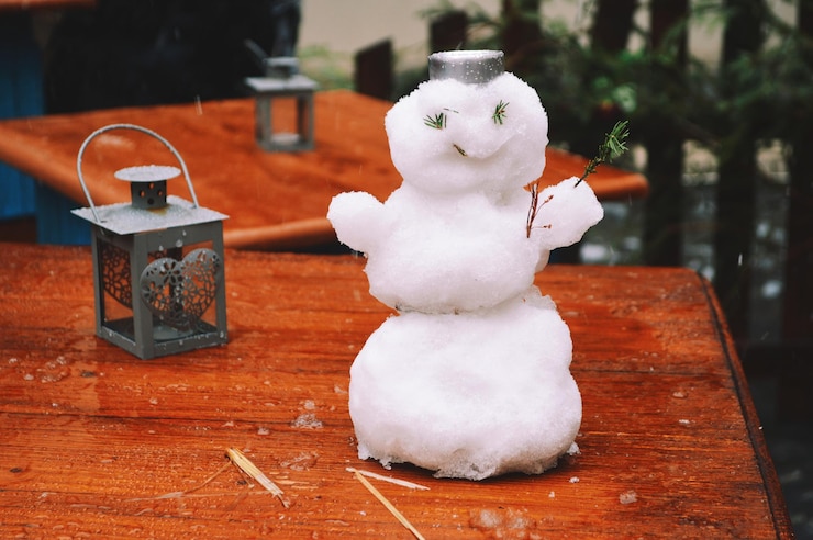 Photo high angle view of snowman on table