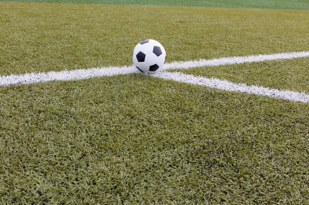 Foto vista ad alta angolazione della palla da calcio sul campo