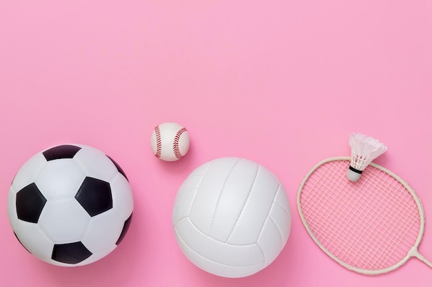 Photo high angle view of soccer ball on pink background