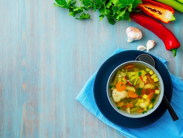 Photo high angle view of soup in bowl on table