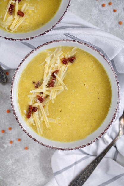 Photo high angle view of soup in bowl on table