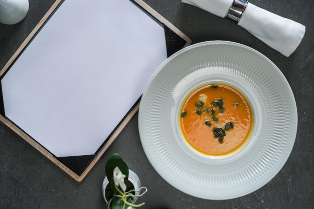 Photo high angle view of soup in bowl on table