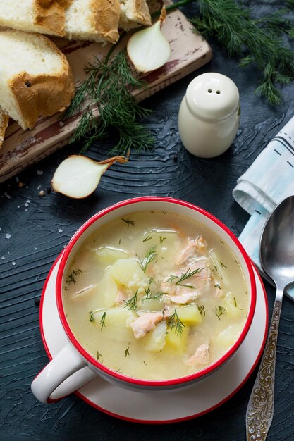 Photo high angle view of soup in bowl on table