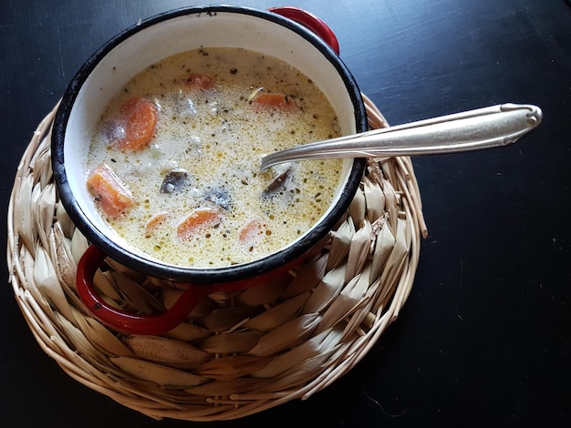 Photo high angle view of soup bowl on table