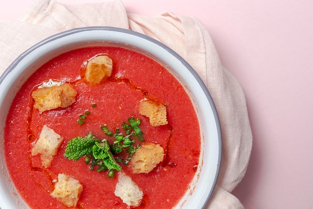 Photo high angle view of soup in bowl on table