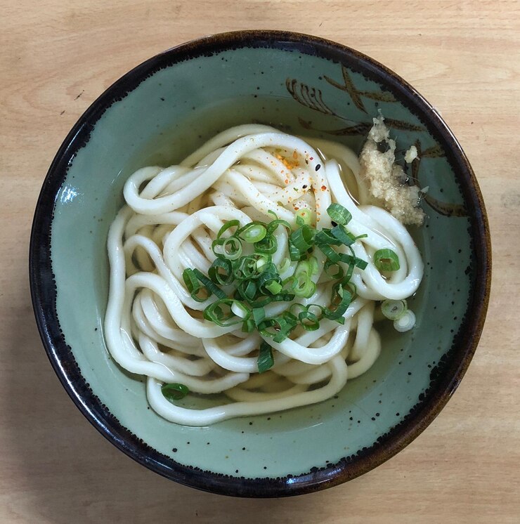 Photo テーブル上のボウルの中のスープの高角度の視点