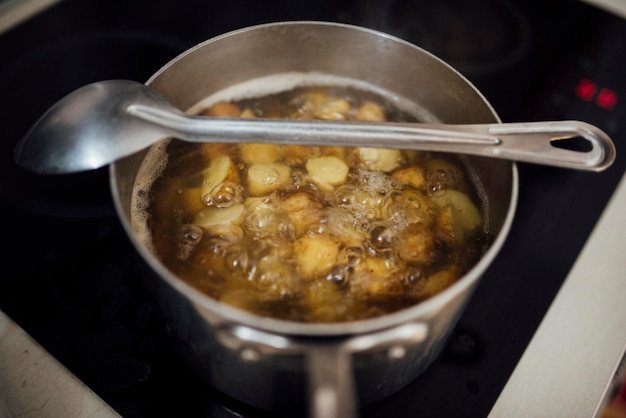 Photo high angle view of soup in cooking pan