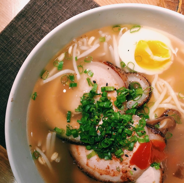 Photo high angle view of soup served in bowl