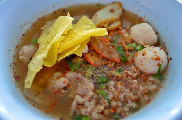 Foto vista ad alta angolazione della zuppa con carne