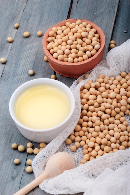 Photo high angle view of soybeans and oil