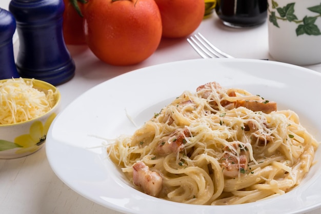 Foto vista ad alto angolo di spaghetti con carbonara in piatto su tavola