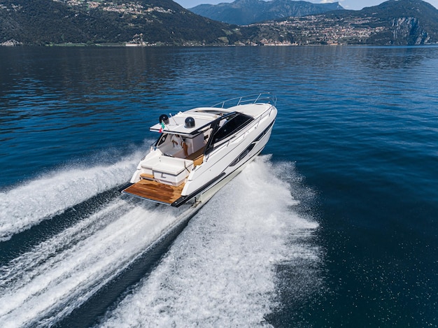 Photo high angle view of speedboat in sea