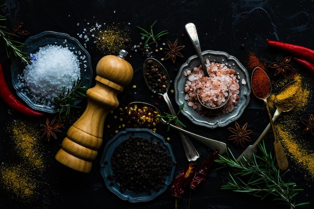 Photo high angle view of spices and seasonings on table