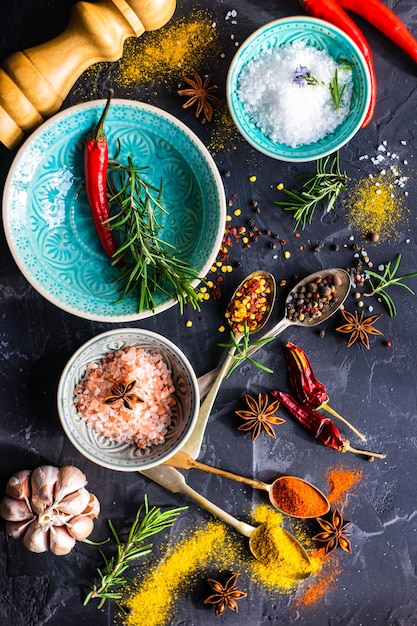 Photo high angle view of spices and seasonings on table