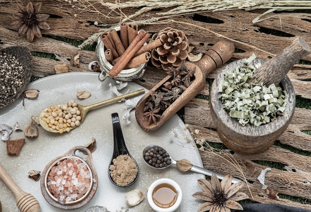 Foto vista ad alta angolazione delle spezie su tavola