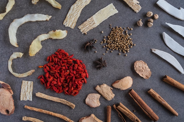 Photo high angle view of spices on table