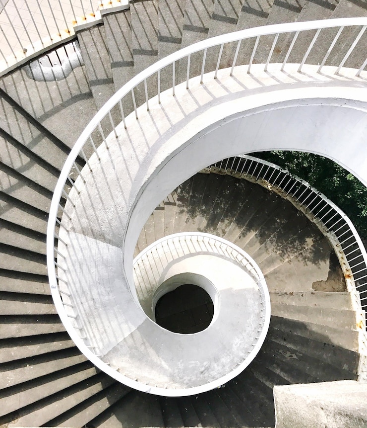Photo high angle view of spiral stairs