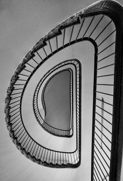 Photo high angle view of spiral stairs