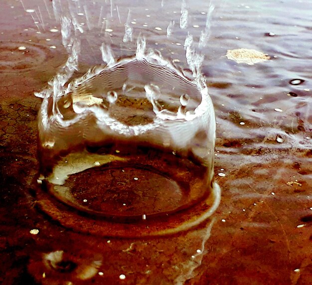 Foto vista ad alto angolo dell'acqua che spruzza