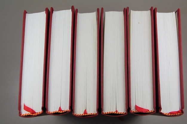 Photo high angle view of stacked books on table