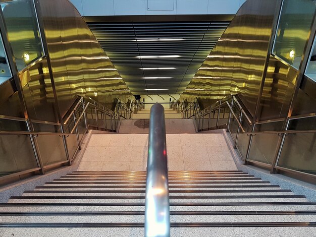 Photo high angle view of staircase in modern building