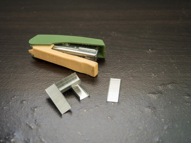 Photo high angle view of stapler on table